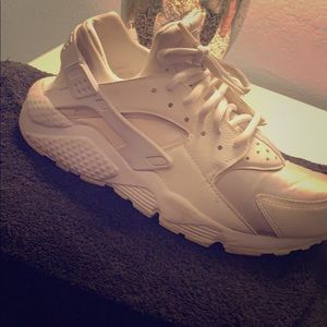 Nike air huarache white (SALE 2 DAYS ONLY)